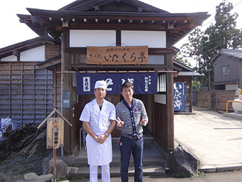 そば打ち体験で秋の味覚を堪能する