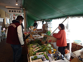 早くも正月準備！本町市場で食材さがし