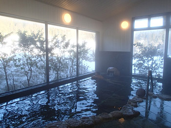 冬の温泉で雪見風呂／七福温泉（阿賀町）
