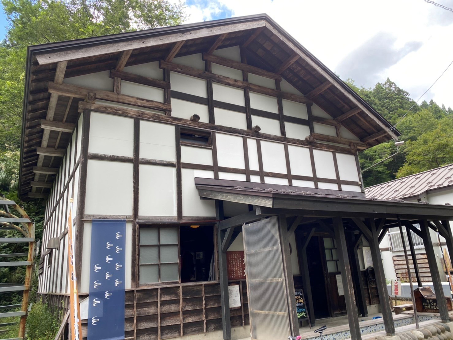 温泉街で美味しいグルメ体験