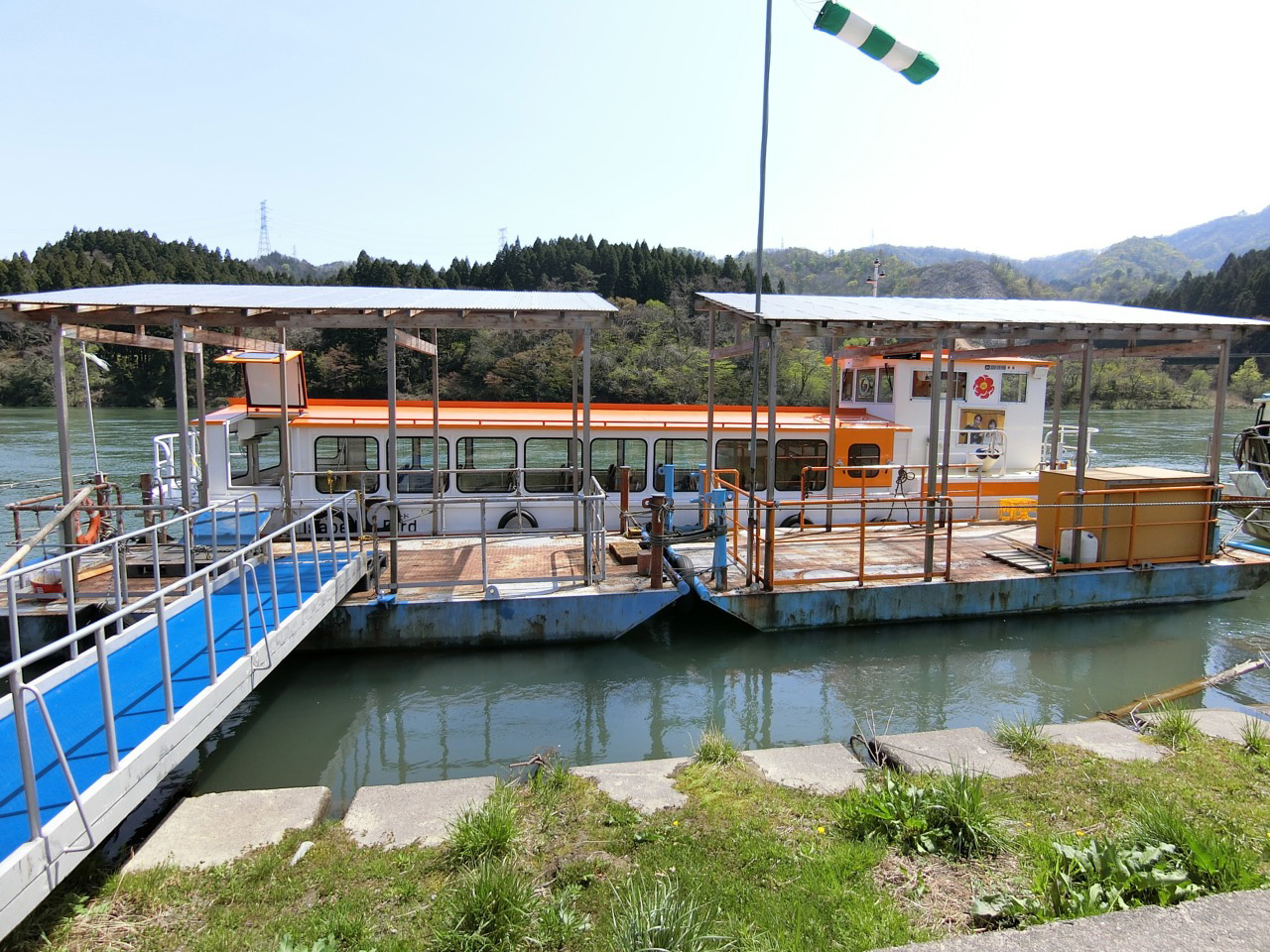 新しい船で阿賀野川の景色を楽しむ