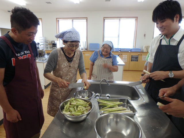 農村交流体験施設で笹ずし作り体験
