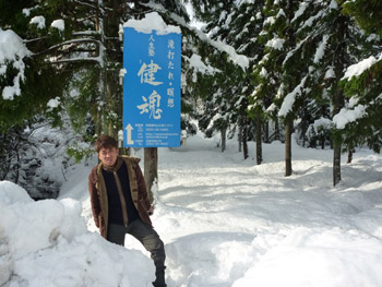 １年間の悪行を清める／真冬の滝行